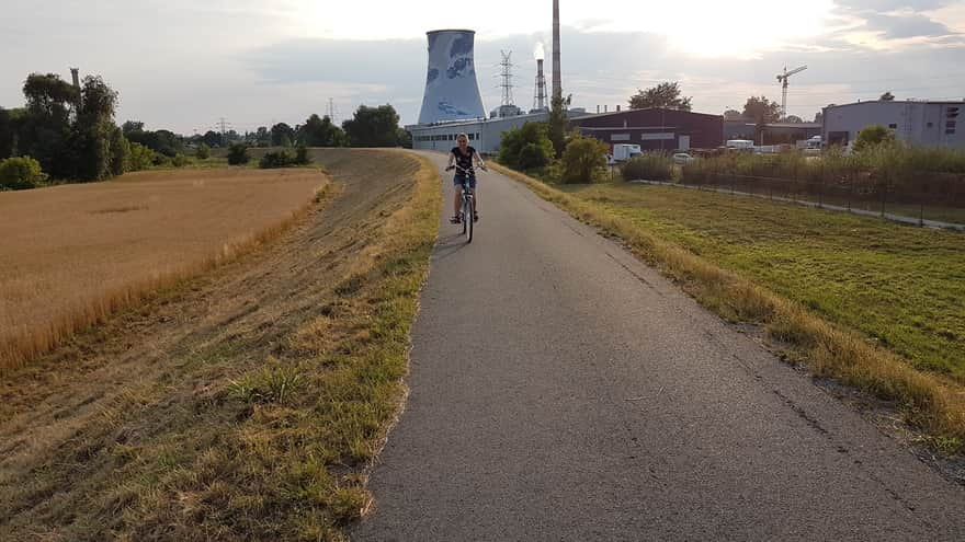 Embankments towards Nowa Huta - view of the heat and power plant