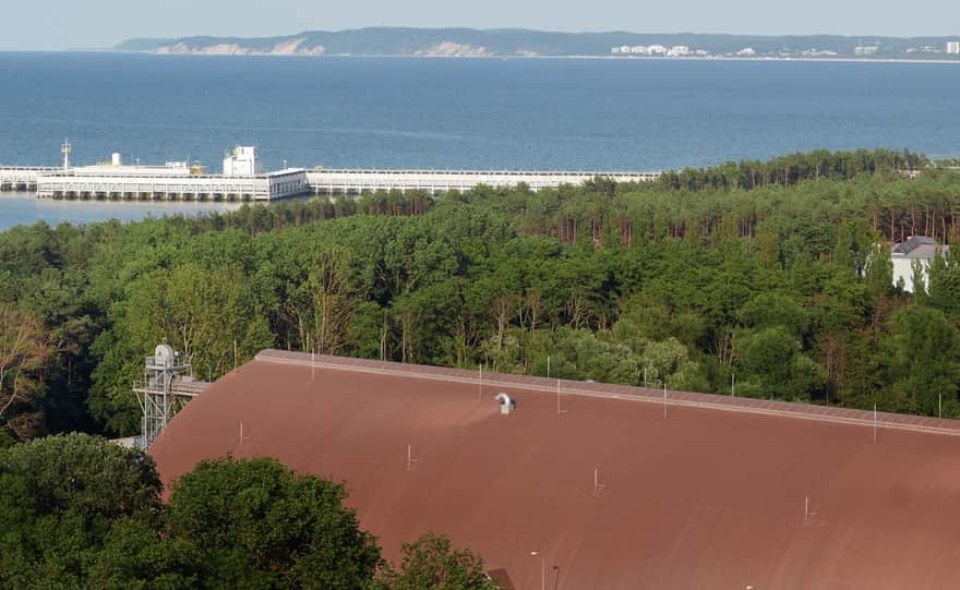 Latarnia Morska w Świnoujściu - widok na falochron i wybrzeże klifowe