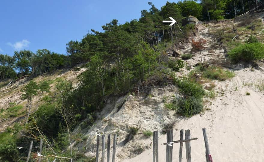 Biała Góra - stanowiska artylerii widziane z poziomu plaży