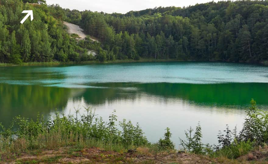 Jeziorko Turkusowe w Wapnicy, widoczna Piaskowa Góra i punkt widokowy