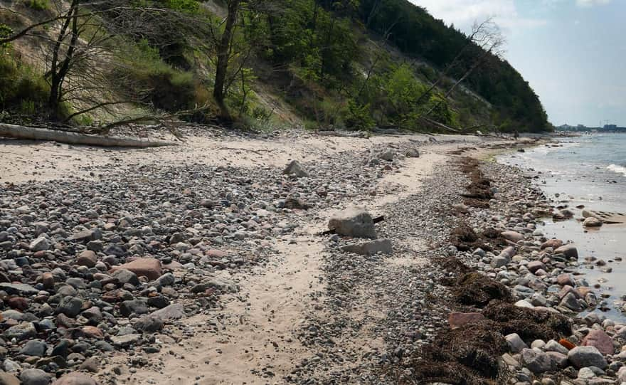 Wyspa Wolin, czerwony szlak wzdłuż wybrzeża klifowego - kamienista plaża