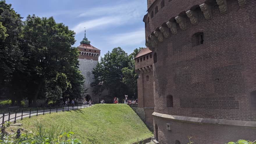 Brama Floriańska i fragment Barbakanu