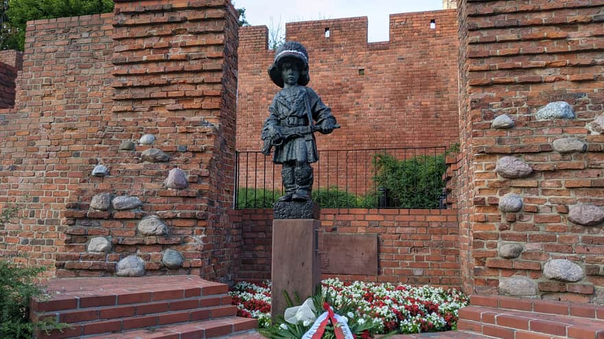 Mury obronne Warszawa - Pomnik Małego Powstańca