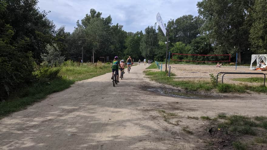 Plaża Praska Warszawa - ścieżki pieszo-rowerowe po drugiej stronie Wisły