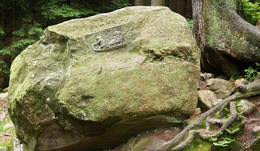 Yellow sledding trail from Karpacz - "horned sleds" on a roadside boulder