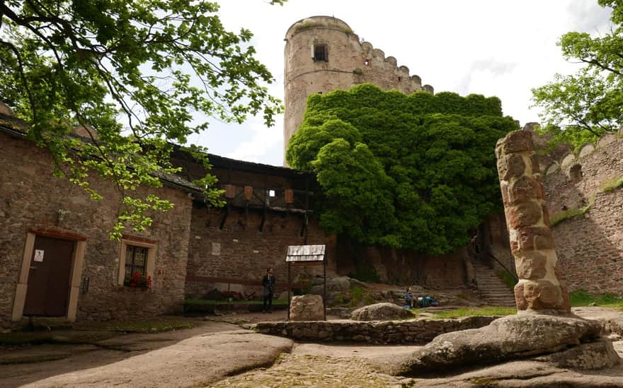 Zamek Chojnik - dziedziniec