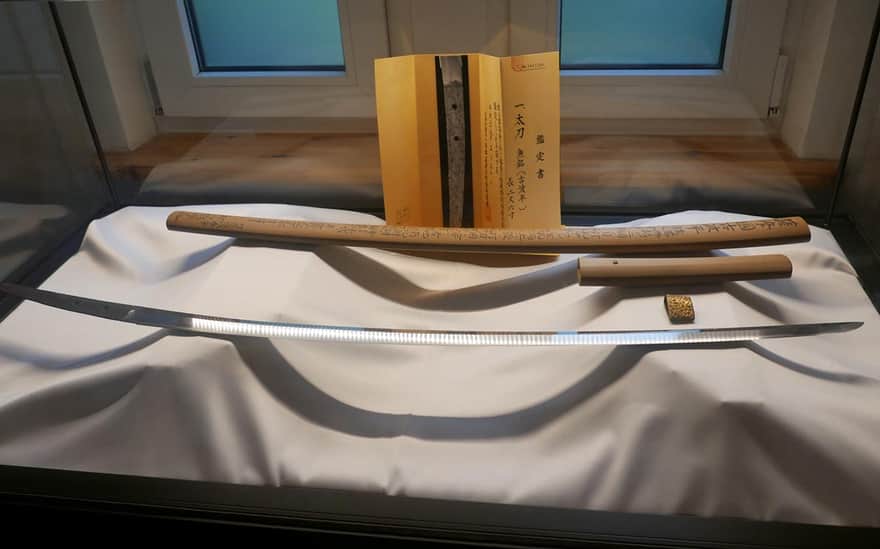 Siruwia - Japanese Garden, museum hall - priceless samurai sword
