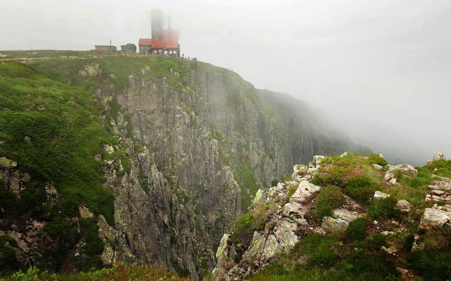 Śnieżne Kotły - Big Śnieżny Kocioł and the TV relay tower