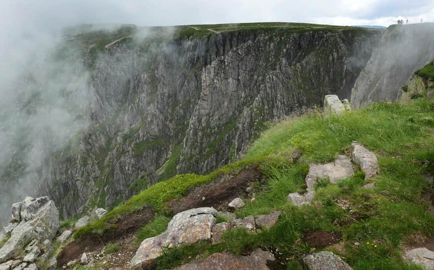 Śnieżne Kotły - rocky walls and cliffs