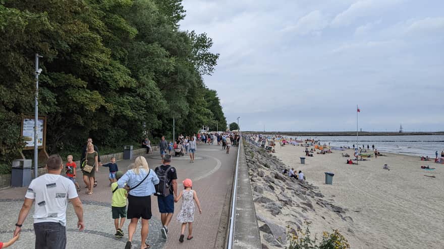 A section of the promenade with a view of the beach stretches from the lighthouse to the pier