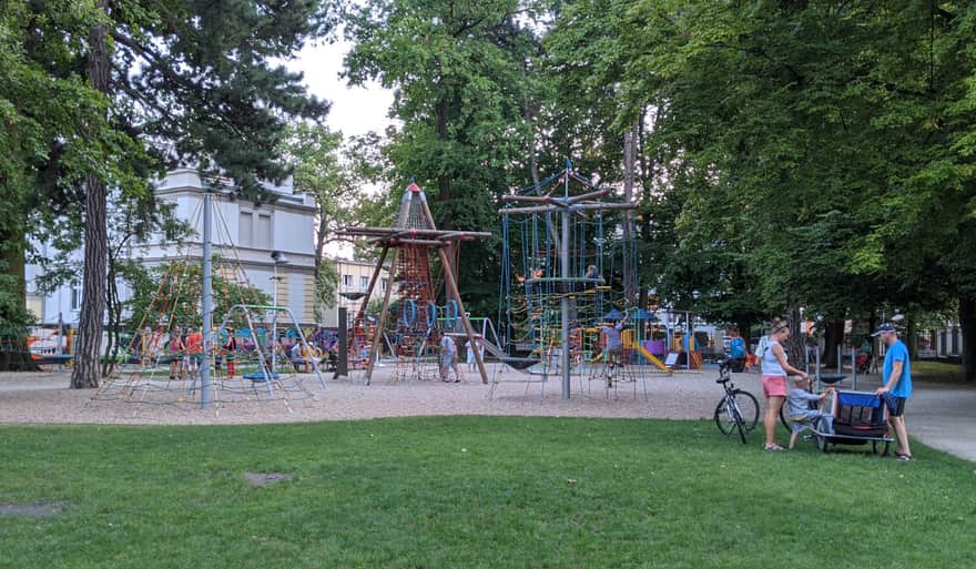 Plac zabaw przy Młodzieżowym Domu Kultury w Opolu