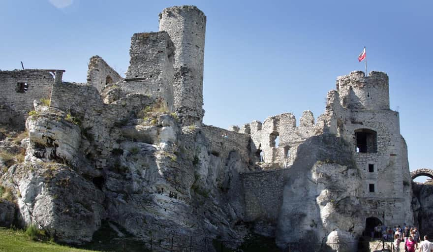 Zamek Ogrodzieniec, Podzamcze - wejście