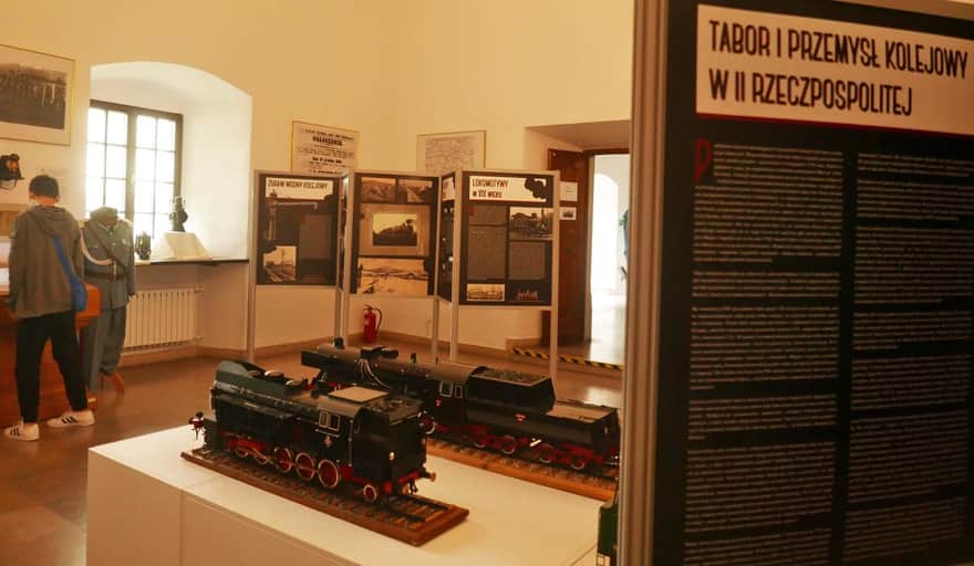 Zamek Suski - wnętrza. Wystawa o historii kolei.