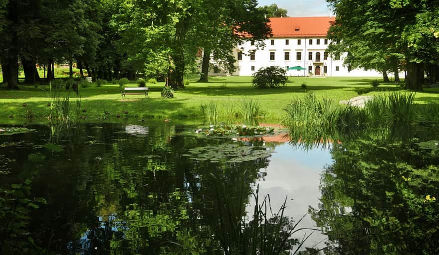 Park Zamkowy przy Zamku Suskim. Sucha Beskidzka.