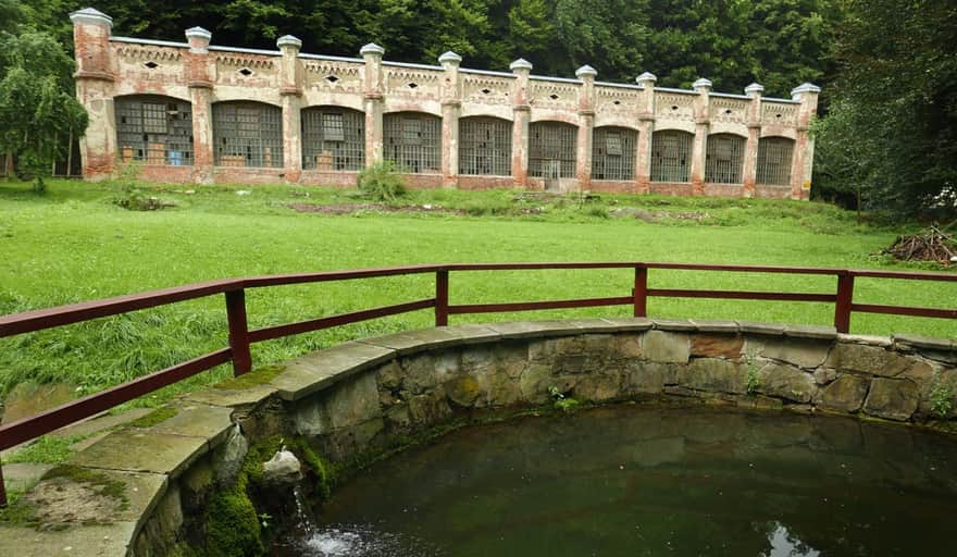 Park Zamkowy przy Zamku Suskim. Sucha Beskidzka- ruiny oranżerii