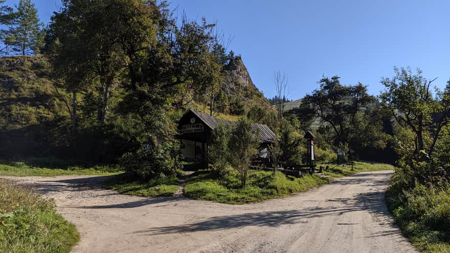 Start of the trail - shelter at the entrance to the reserve (we go right along the main road)