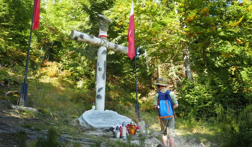 Trail to Turbacz - memorial cross in the vicinity of Długie Młaki Glade