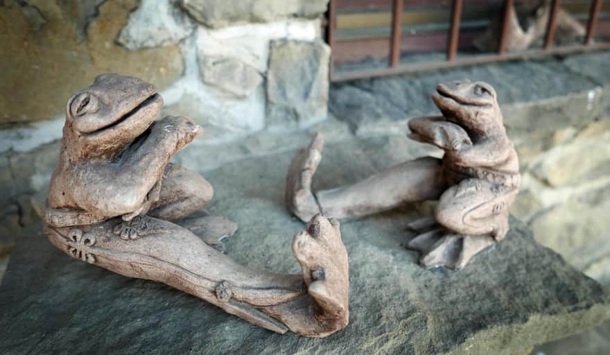 Schronisko PTTK na Turbaczu - drewniane figurki zwierzaków