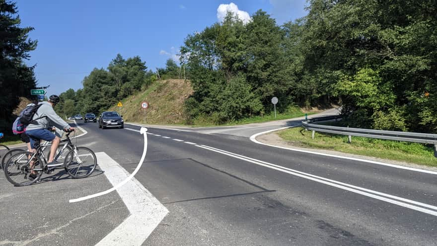 Velo czorsztyn - wjazd na ruchliwą drogę samochodową w miejscowości Hubka