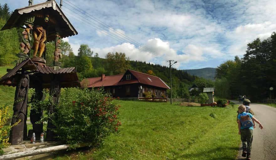 Start of the green trail from Żabnica to Rysianka