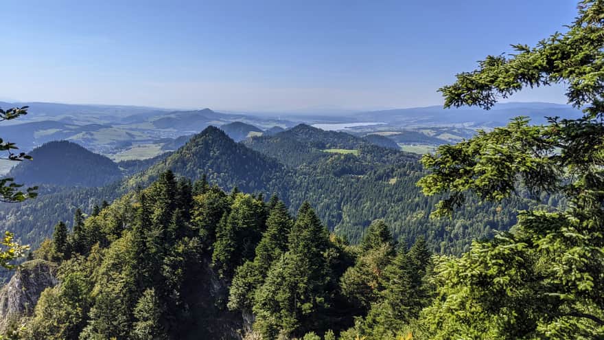 Trzy Korony - widok na zachód, w stronę Jeziora Czorsztyńskiego i Babiej Góry