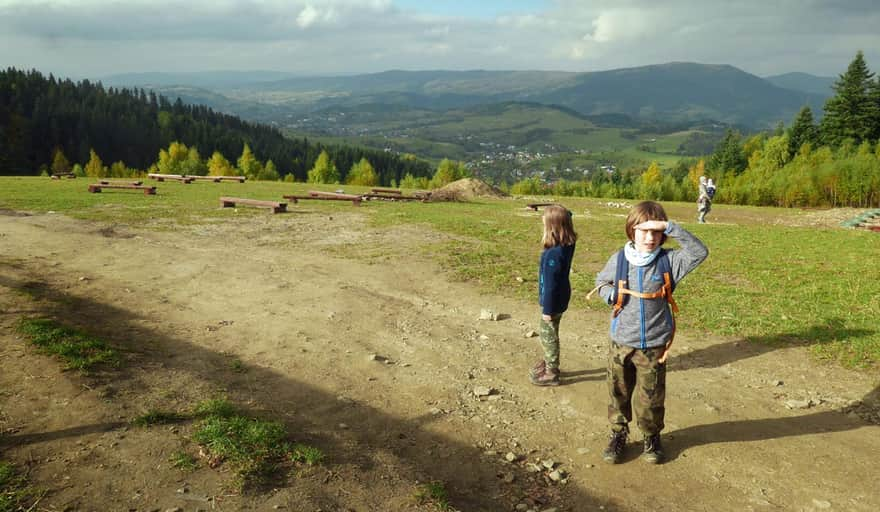 Widok na Luboń Wielki spod schroniska na Maciejowej