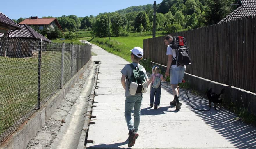 Początek zielonego szlaku z Poręby na Kamiennik