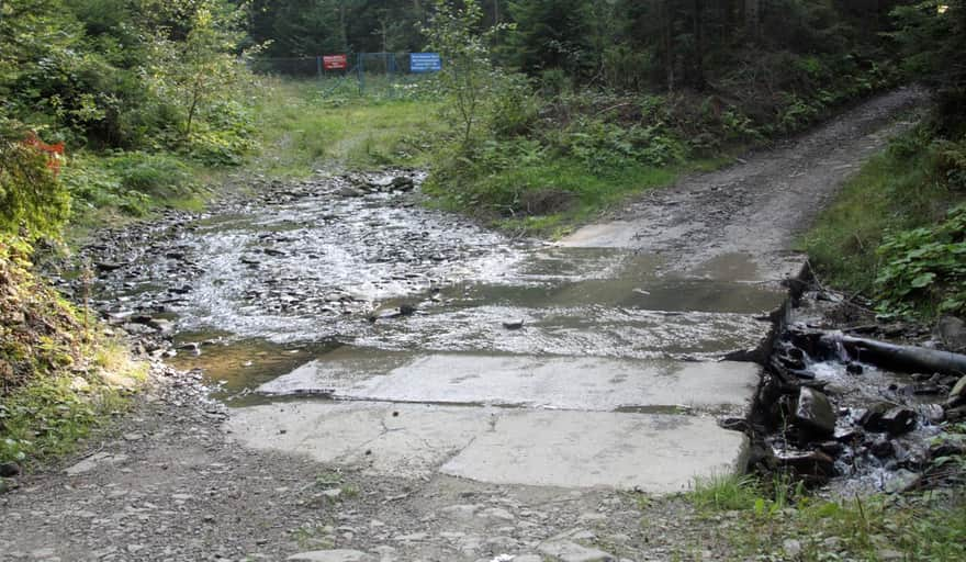 Żółty szlak na Mogielicę - pierwsza woda do przekroczenia...