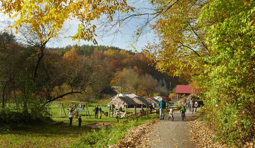 Biking to Ojcow. Pod Puchaczką, entrance to the green trail (hiking)