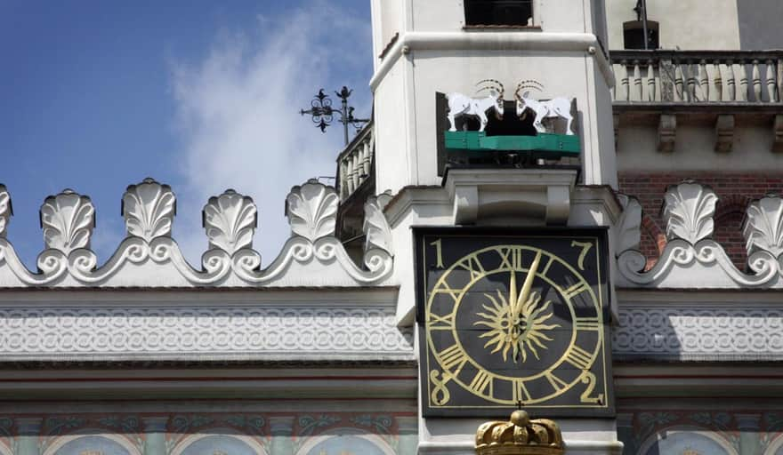 Stary Rynek w Poznaniu. Ratusz i trykające się koziołki