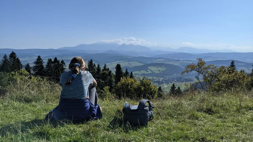 Odpoczynek na polanie z widokiem na Tatry