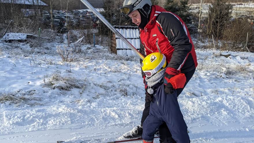 Na wyciągu orczykowym z młodszym dzieckiem - na zdjęciu z trzylatkiem