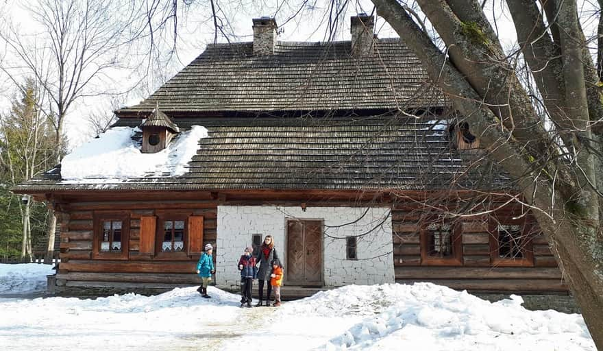 Skansen w Zubrzycy Górnej zimą