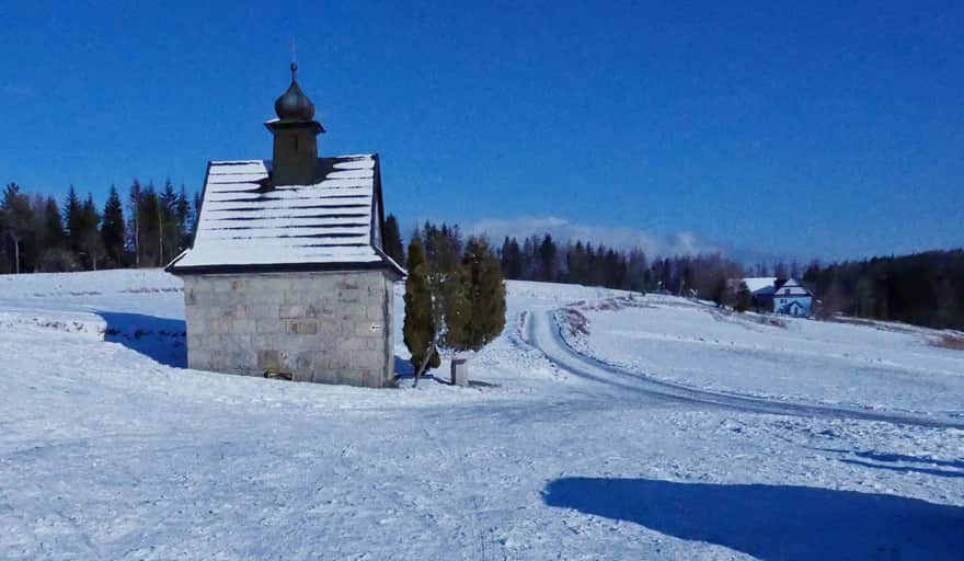 Kapliczka na przełęczy pod Koskową Górą