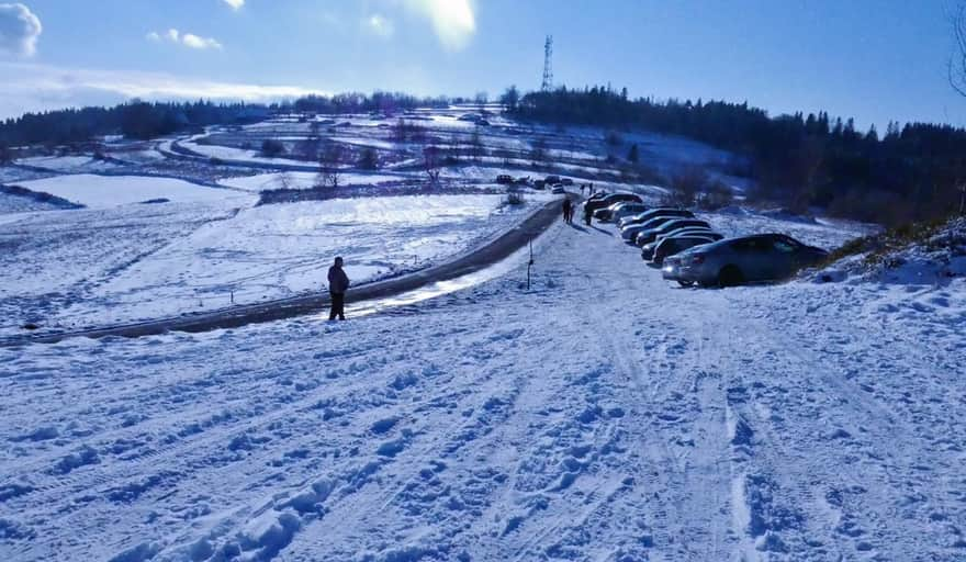 Parking lot at the pass below Koskowa Góra