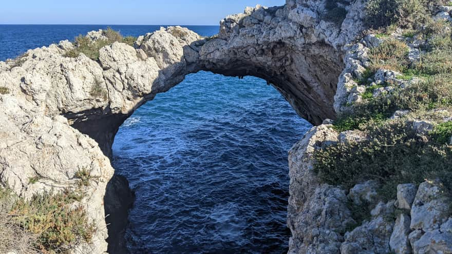 Syrakuzy - trasa pieszo-rowerowa Pista Ciclabile Rossana Maiorca - okno skalne