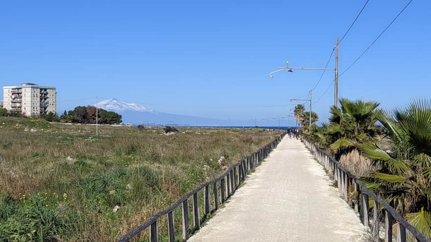 Syrakuzy - trasa pieszo-rowerowa Pista Ciclabile Rossana Maiorca, widok na Etnę