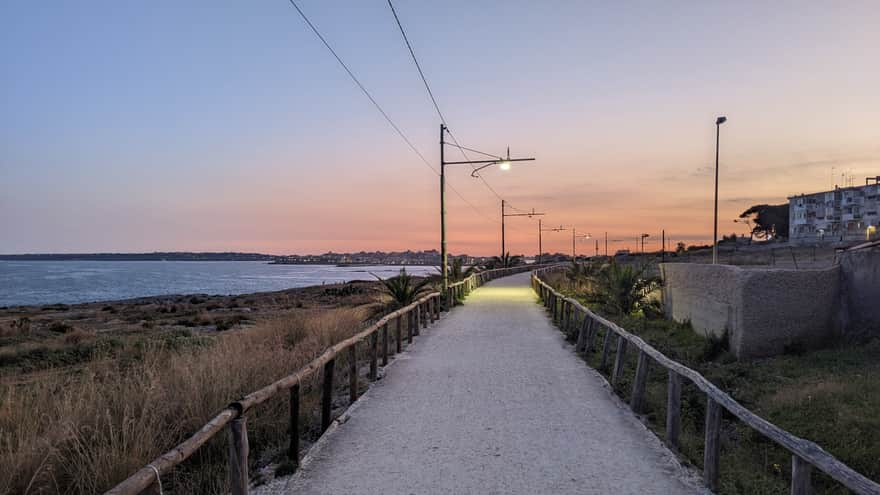 Syrakuzy - trasa pieszo-rowerowa Pista Ciclabile Rossana Maiorca, trasa nocą