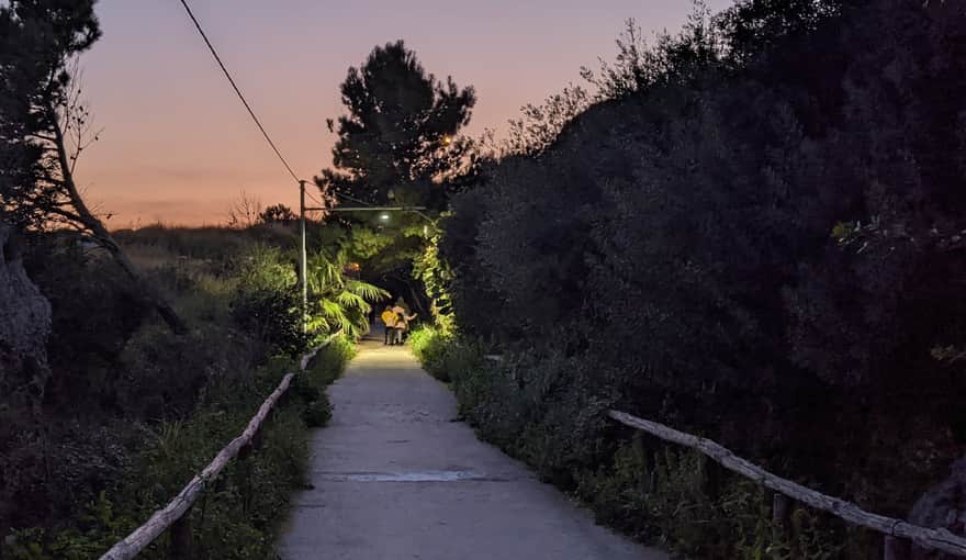 Syrakuzy - trasa pieszo-rowerowa Pista Ciclabile Rossana Maiorca, trasa nocą