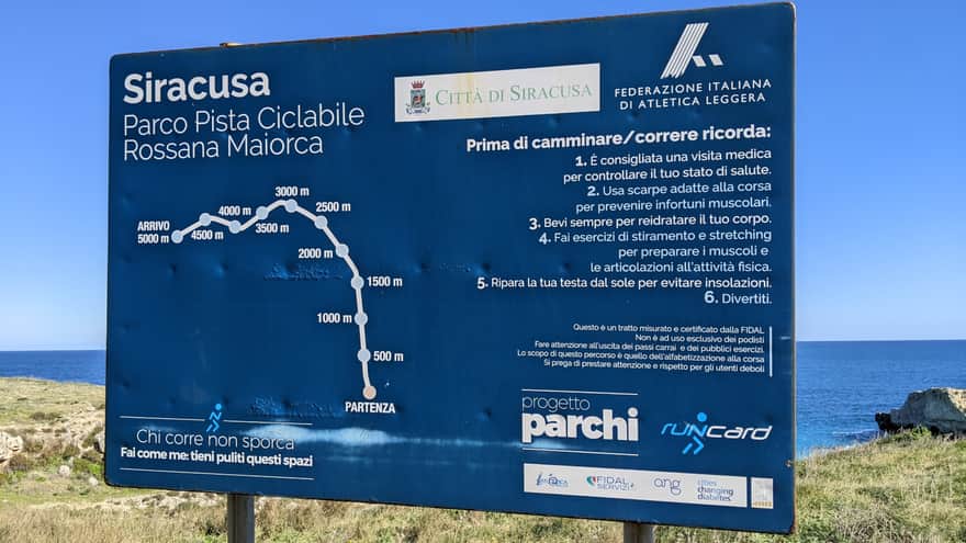 Syrakuzy - trasa pieszo-rowerowa Pista Ciclabile Rossana Maiorca, tablica informacyjna