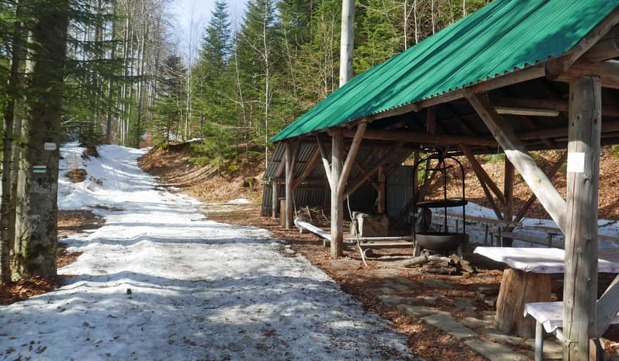 Green trail to Śnieżnica, shelter near the retreat center