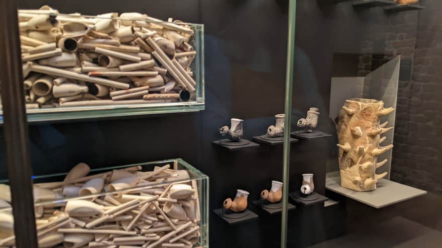 Muzeum Warszawy - fajki i stojak do wypalania fajek (wystawa archeologiczna w piwnicach)