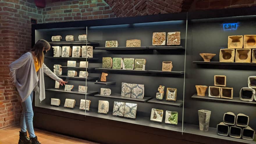 Muzeum Warszawy - kafelki z pieców (wystawa archeologiczna w piwnicach)