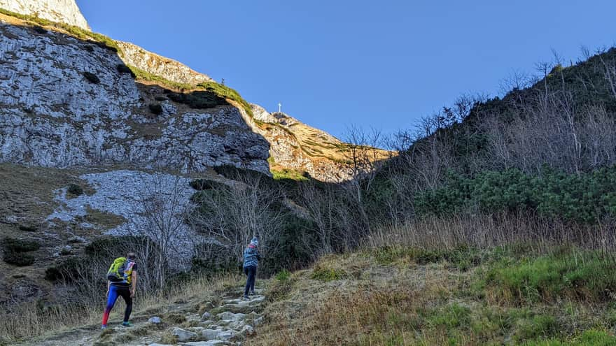 Giewont - żółty szlak, w oddali widać krzyż Giewontu