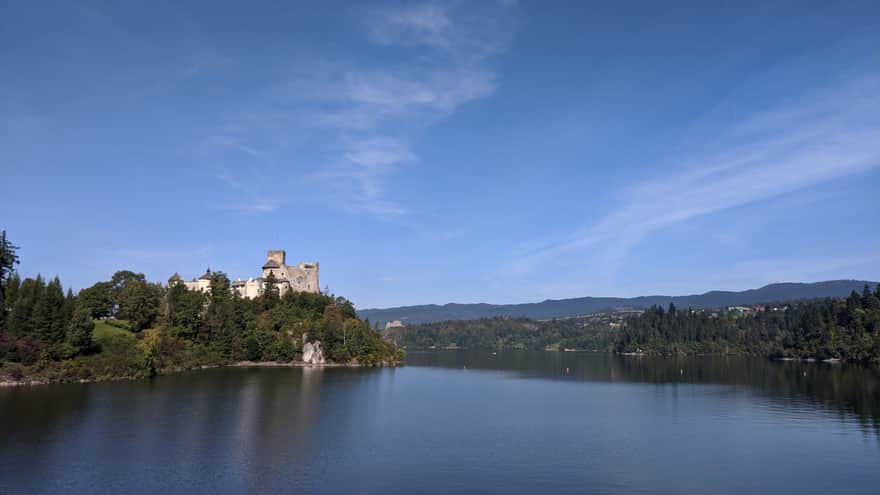 Jezioro Czorsztyńskie - widok na ruiny zamku w Czorsztynie
