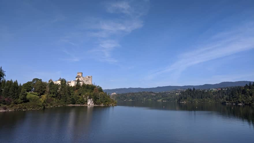 Czorsztyńskie Lake - view of the castle ruins in Czorsztyn