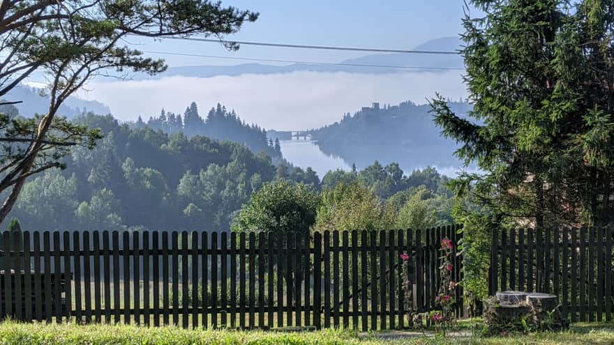 Widok z Czorsztyna na Jezioro Czorsztyńskie, zaporę i zamek Dunajec w Niedzicy