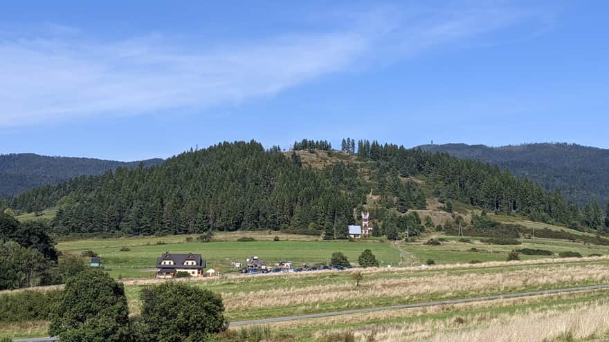 Góra Wdżar - Przełęcz Snozka. Za Górą Wdżar widoczy Lubań i wieża widokowa