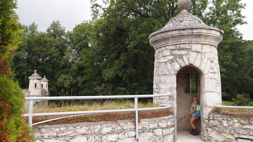 Zamek w Pieskowej Skale - wieżyczki strzelnicze na bastionie