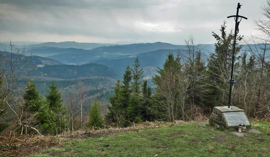 Krzyż papieski na Mogielicy, widok na Gorce i Tatry